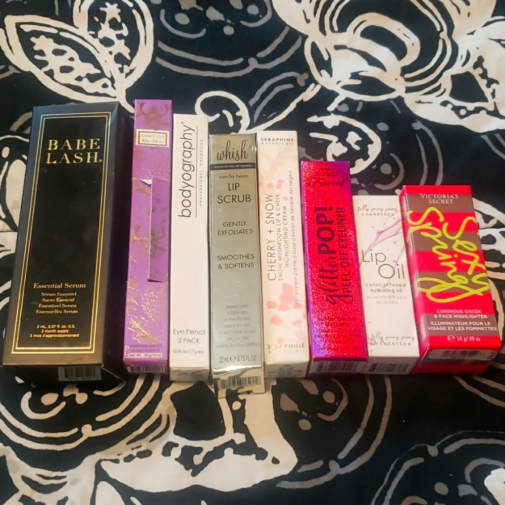 Makeup Bundle - Picture 1 of 6